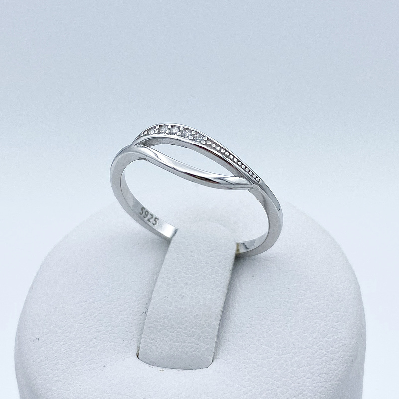 Stříbrný minimalistický prsten se zirkony